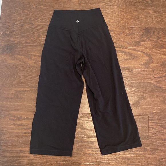 Lululemon high waisted leggings with pockets - Picture 2 of 4